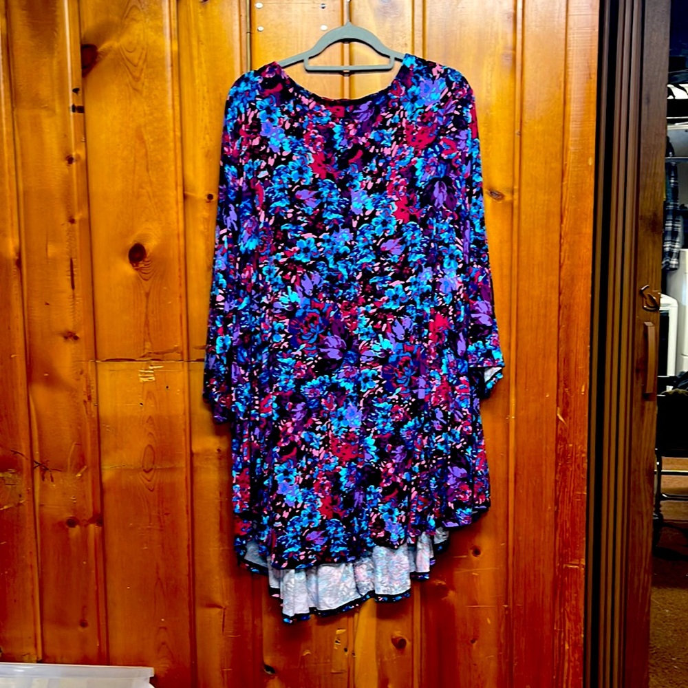 Multi colored flower, used, great find, plus sized , Roamans top.